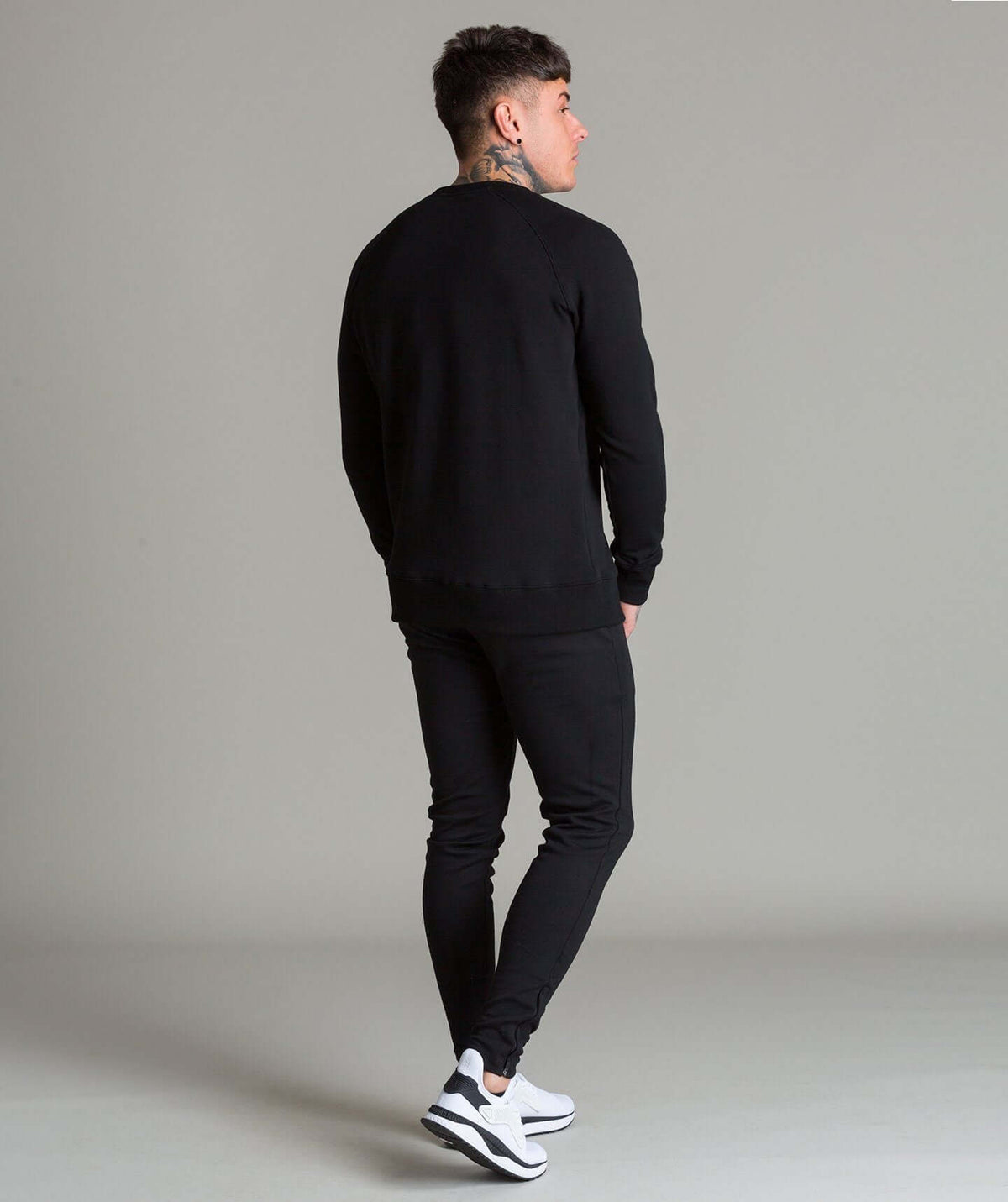 Statement Crew Neck (Black/Black) - Machine Fitness